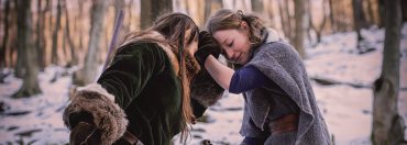 Zwei live Rollenspielerinnen feuern sich an.