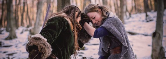 Zwei live Rollenspielerinnen feuern sich an.