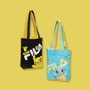 Taschen aus der Fila x Pokémon-Kollektion.